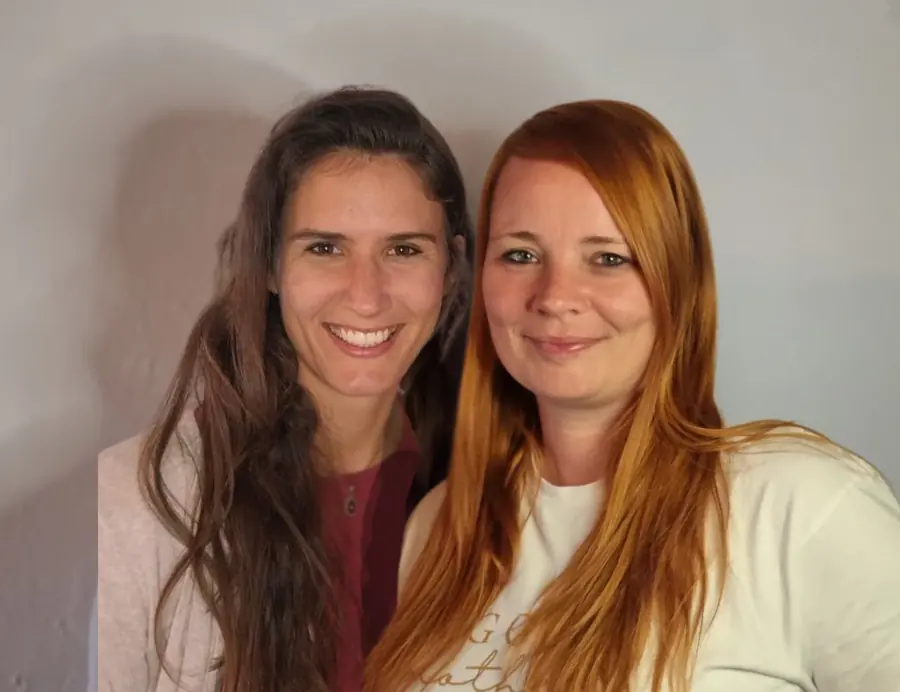 Οι μαίες Lisa Boremski και Ursina Ahorn χαμογελούν δίπλα δίπλα